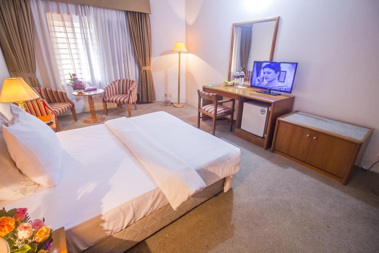Hotel Swiss Park Dhaka Exterior photo